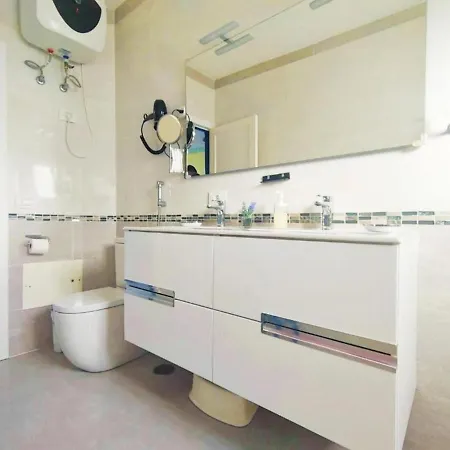 Timanfaya Two Bedroom Apartment With Wifi, Sea Views In Punta Mujeres Apartmán